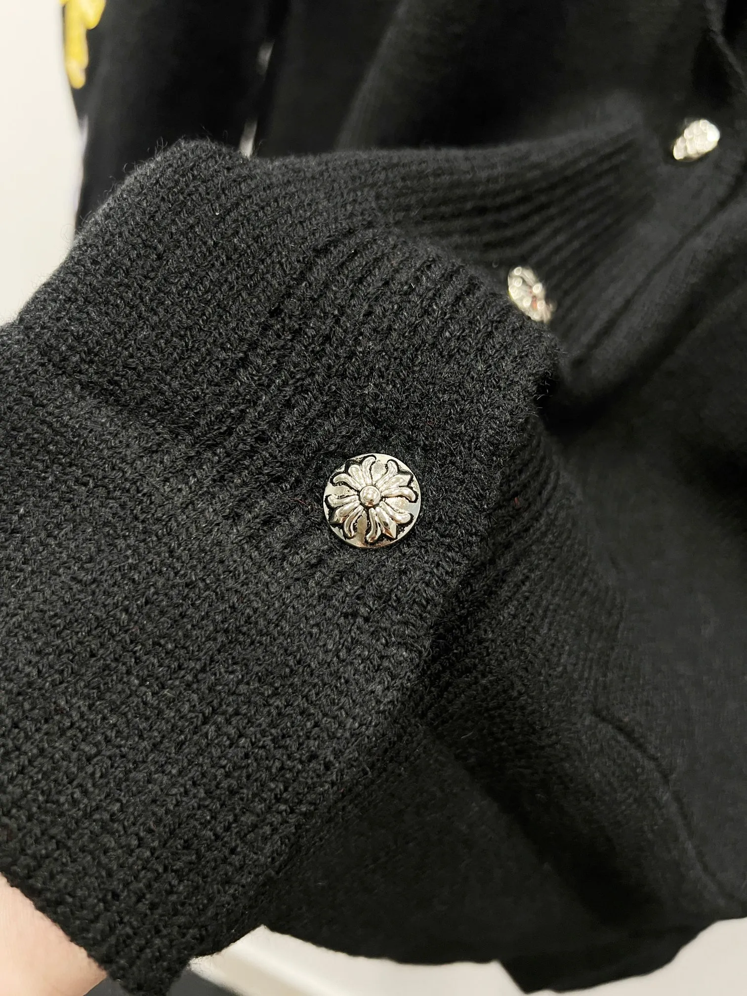 P250 model number: (Q031) -Chrome Hearts/Chrome Hearts colorful cross-veneer cardigan jacket sweater. High weight, high density and high quality. The wool is soft, delicate and skin-friendly. Soft and silky to the touch. Excellent warmth and skin-friendly properties. Custom-woven and dyed. No color difference. No matter the fabric or workmanship details, it is better than the ordinary version on the market. -The hardware zipper accessories are all customized and full of details. Crow autumn and winter super heavy embroidery ➕ positioning leather label long-sleeved knitted cardigan lazy outer wear mid-length sweater -Colour: black white Size: S M L